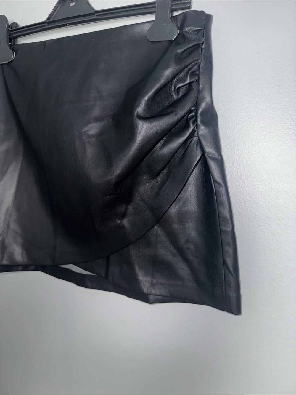 House of Harlow 1960 Faux Leather Mini Skirt/ Size Medium - Picture 3 of 7